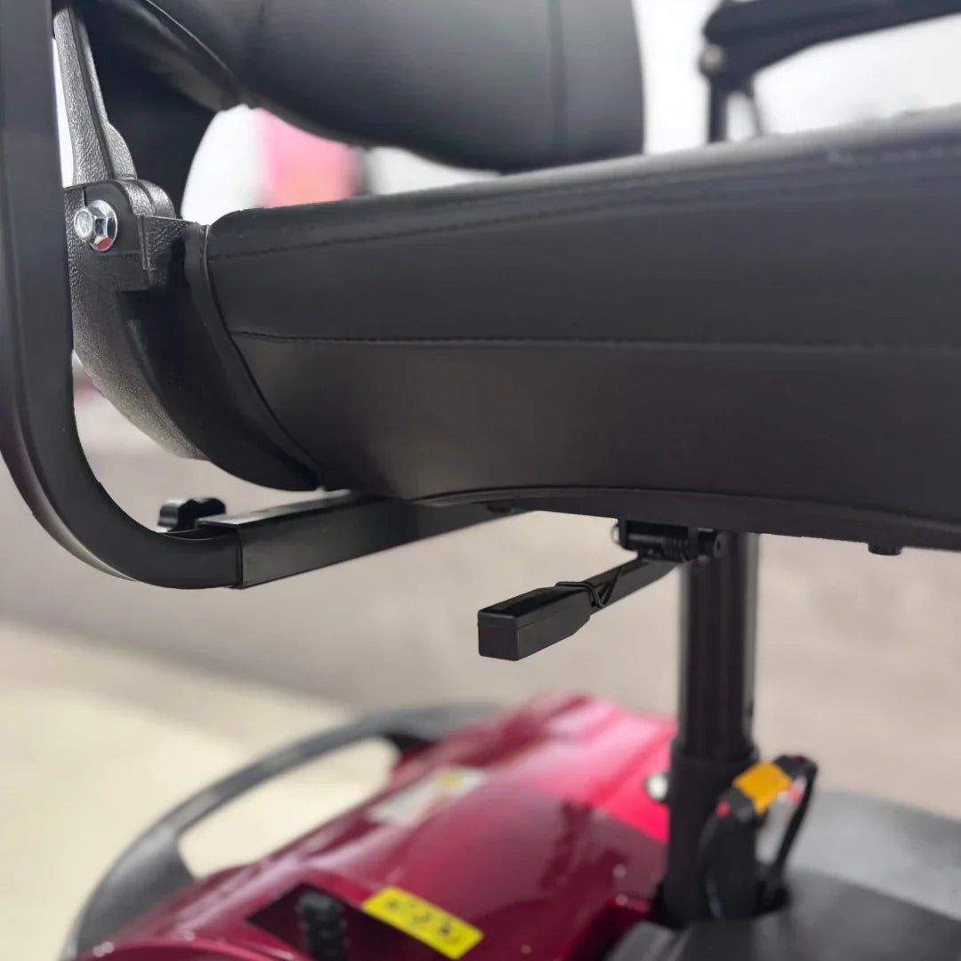 Detalj crnog sjedala električnog skutera za starije osobe Eco Speed Senior s polugom za podešavanje