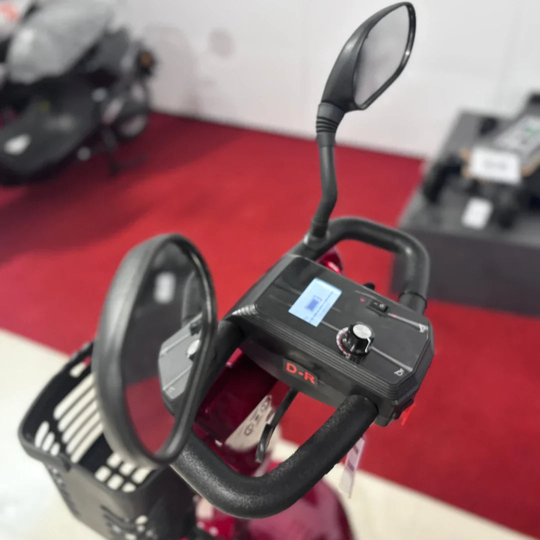 Upravljač električnog skutera za starije osobe Eco Speed Senior s prikazom brzine i retrovizorima izbliza