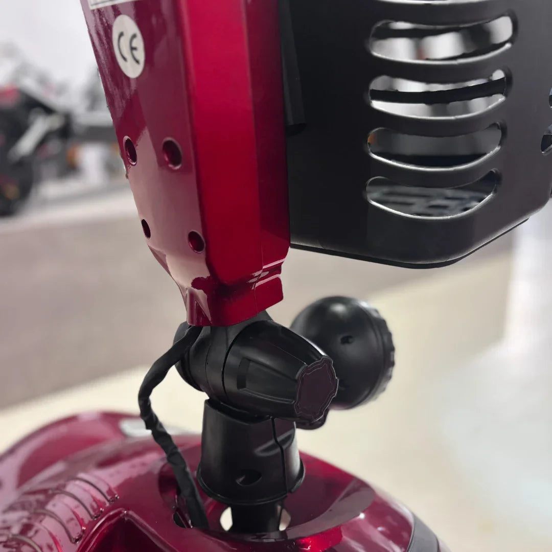 Detalj crvenog električnog skutera za starije osobe Eco Speed Senior s fokusom na upravljački mehanizam