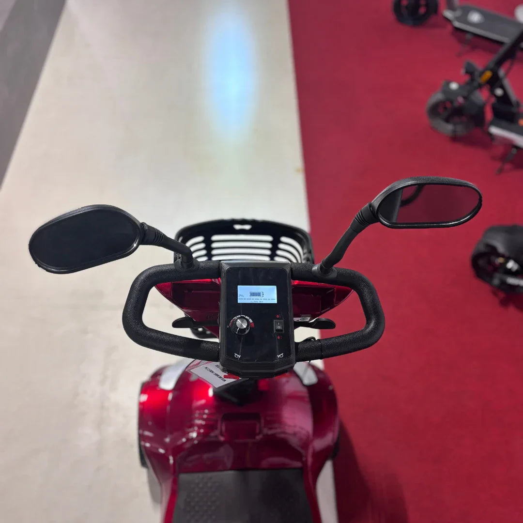 Pogled na upravljač crvenog električnog skutera za starije osobe Eco Speed Senior s ekranom i retrovizorima