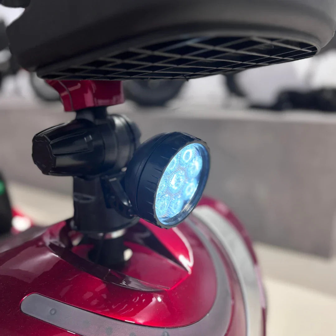 LED prednje svjetlo na crvenom električnom vozilu Eco Speed Senior detaljni pogled