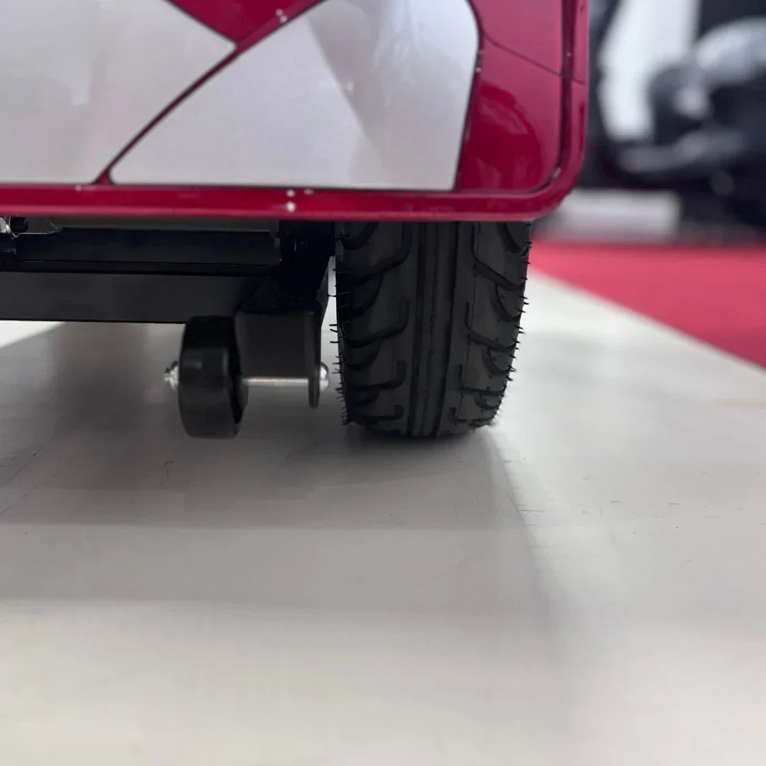 Detalj stražnjeg kotača električnog skutera za starije osobe Eco Speed Senior u crvenoj boji