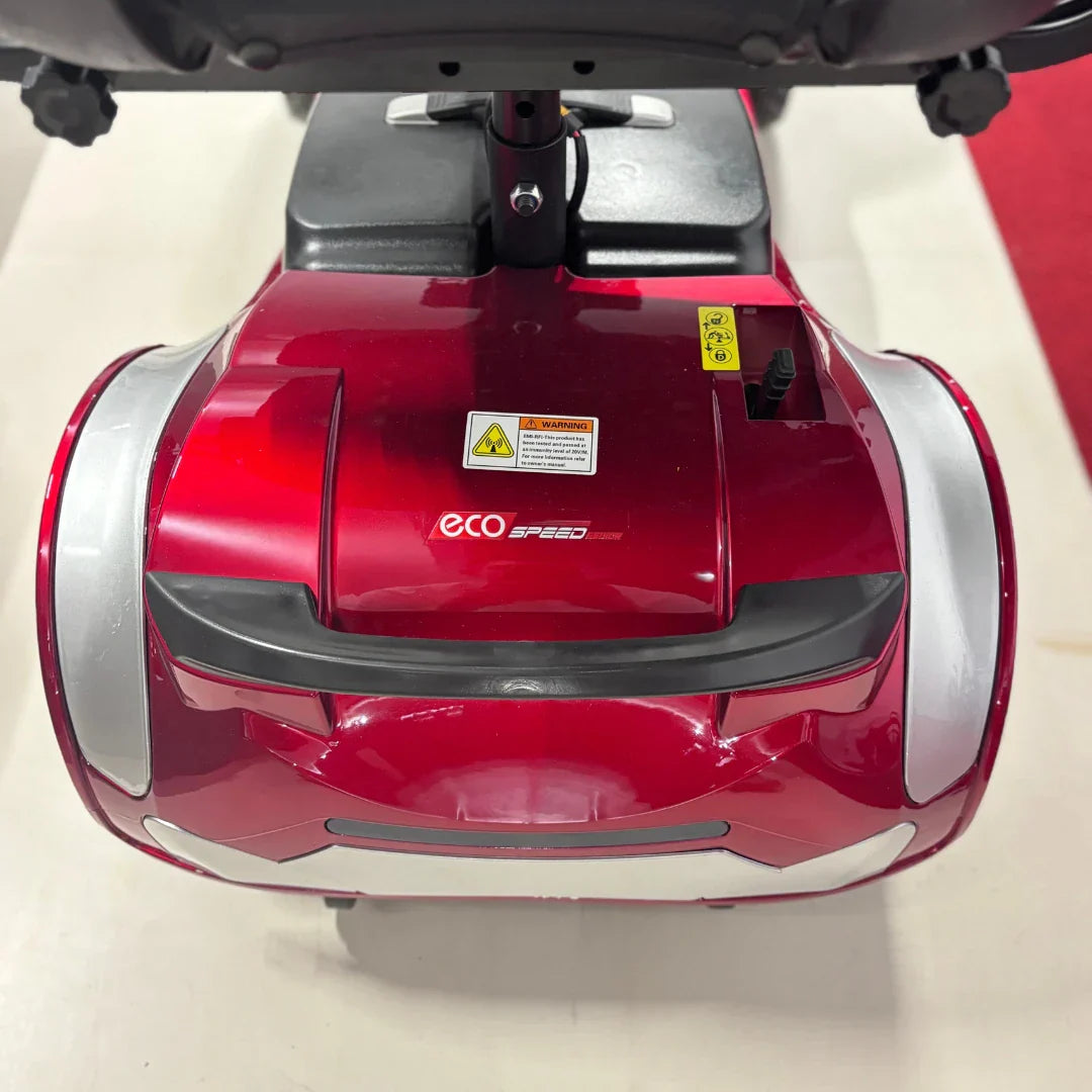 Stražnji dio crvenog električnog skutera za starije osobe Eco Speed Senior s vidljivim logotipom i detaljima
