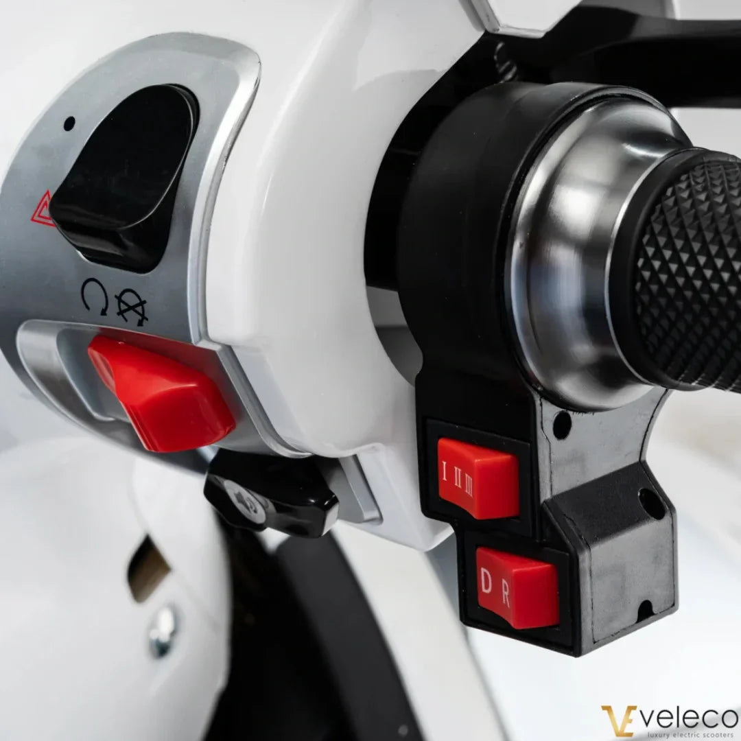 Detalj upravljača električnog vozila Veleco Cristal s tipkama za brzine i vožnju naprijed nazad