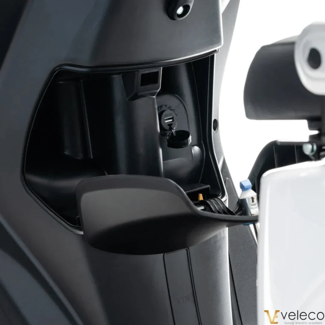 USB priključak za punjenje u pretincu električnog skutera Veleco Cristal detaljan prikaz
