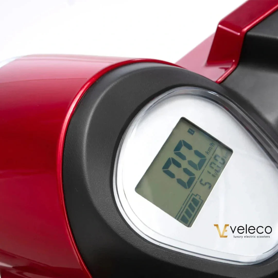 Digitalni LCD zaslon brzine na crvenom električnom skuteru Veleco Draco