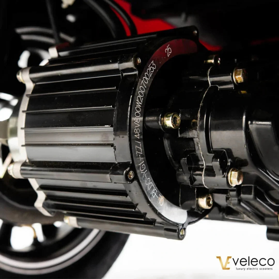 Crni električni motor od 800W na Veleco Draco skuteru, pogled izbliza na pogonski dio