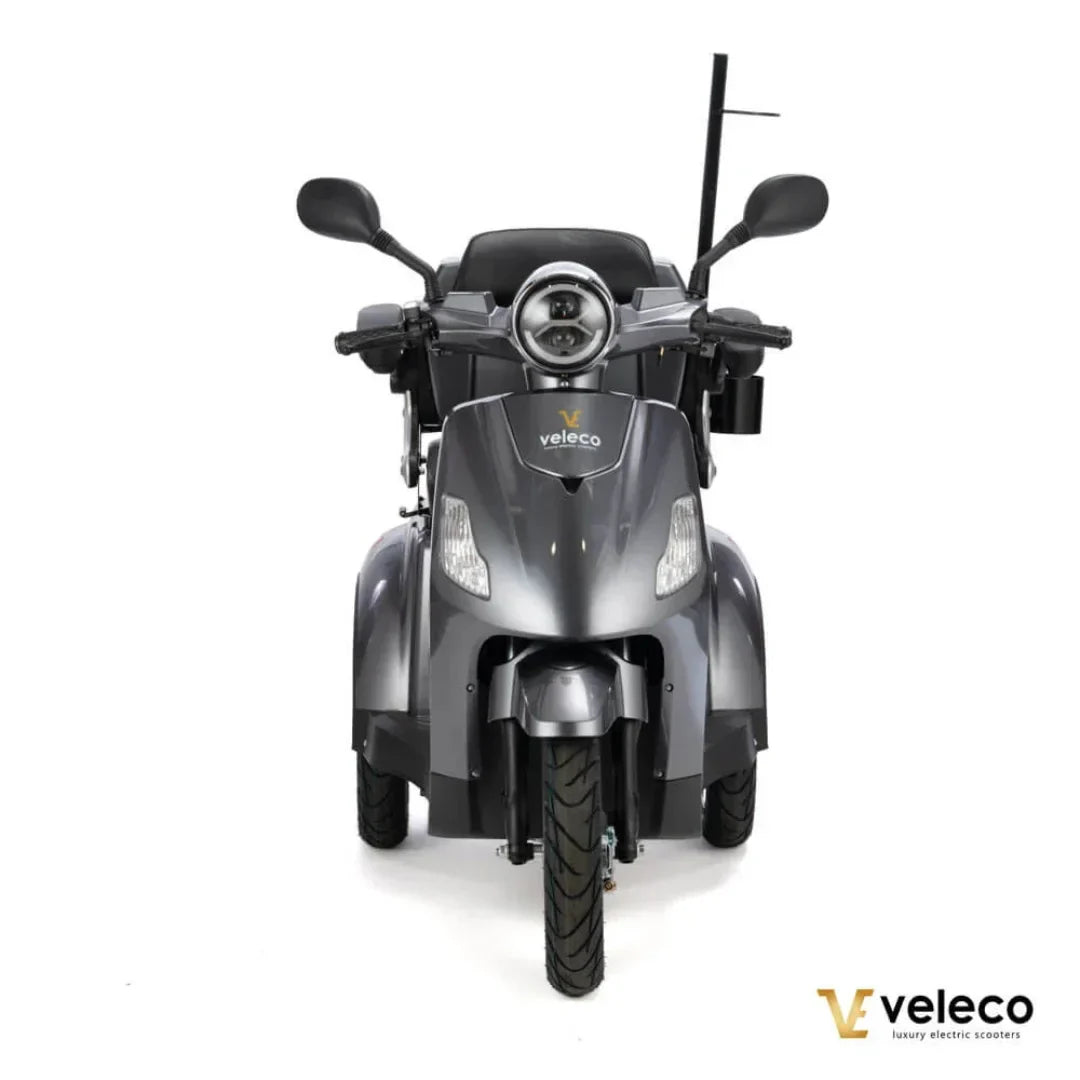 Prednji pogled na sivi električni skuter za starije osobe Veleco Draco s LED svjetlom
