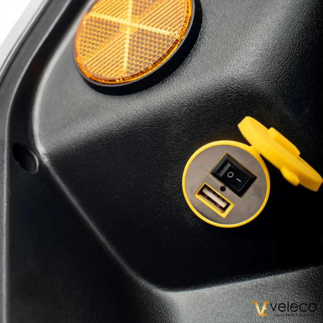 USB priključak i prekidač na električnom skuteru za starije osobe Veleco Faster krupni kadar