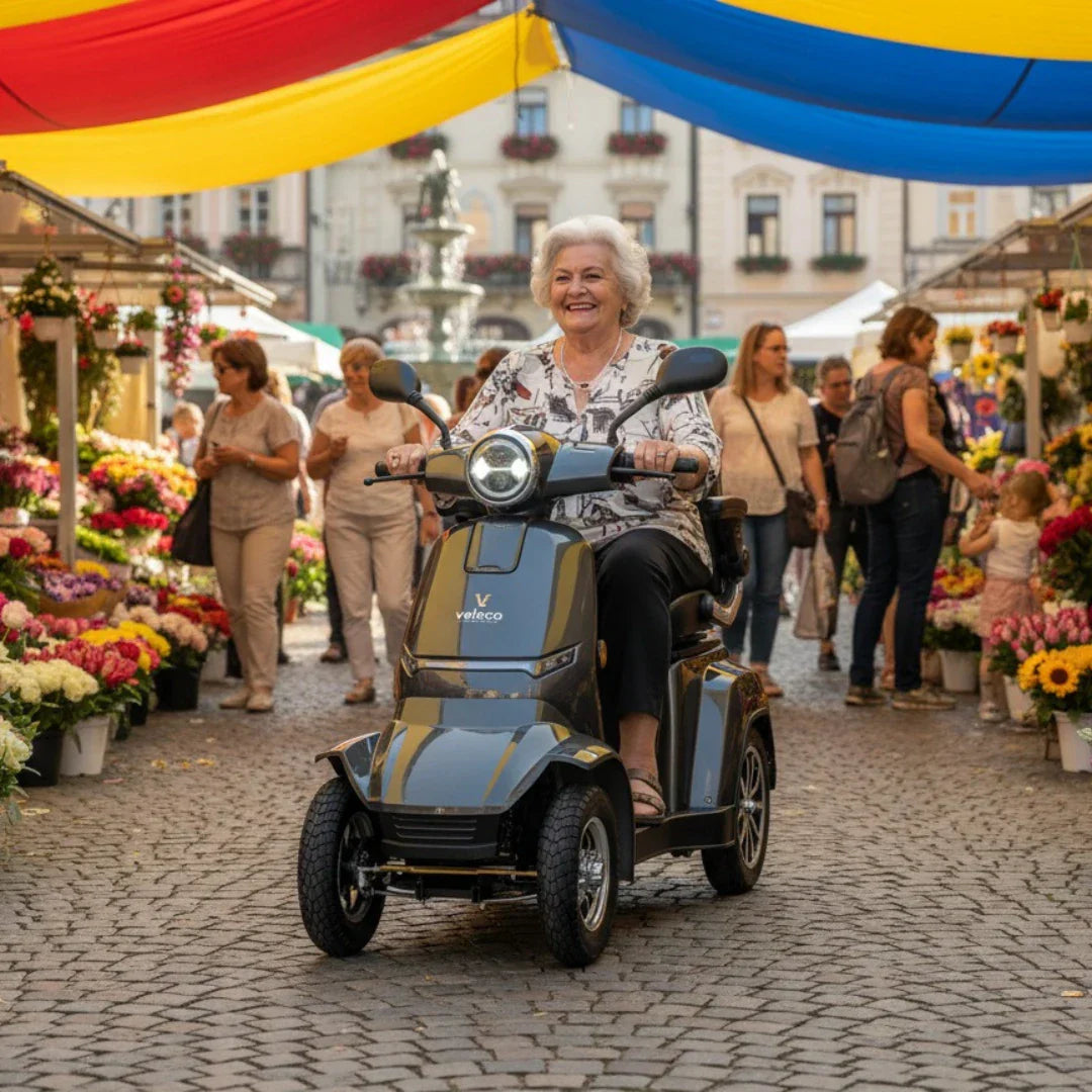 Nasmijana starija žena vozi sivi električni skuter za starije osobe Veleco Gravis na gradskom trgu