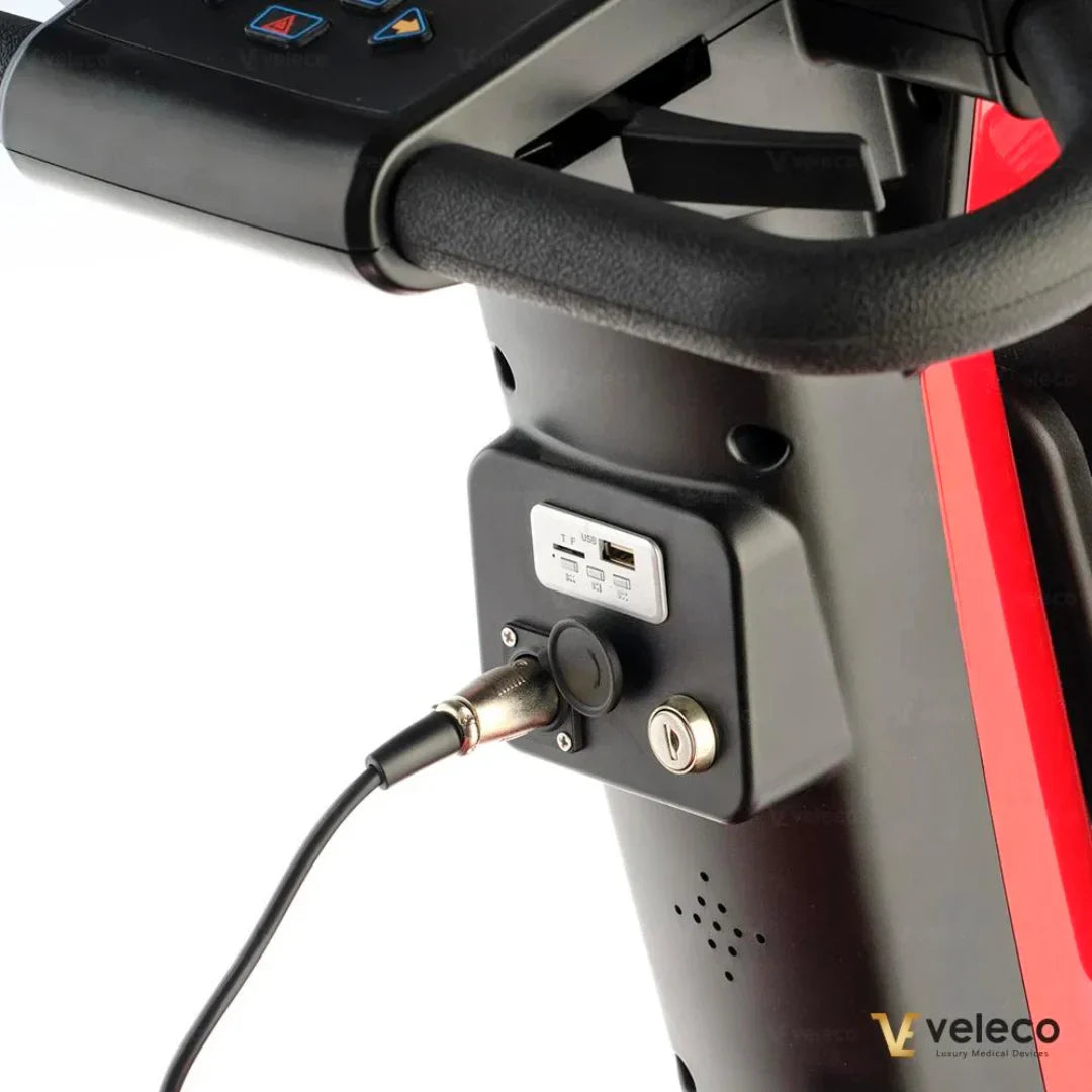 Detalj priključka za punjenje i USB utora na električnom skuteru Veleco Jumpy crvene boje