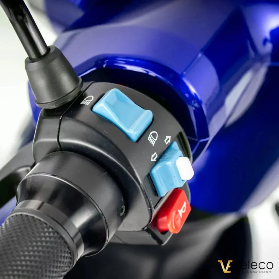 Krupni plan kontrola na upravljaču električnog skutera za starije osobe Veleco ZT15 s plavim tipkama i