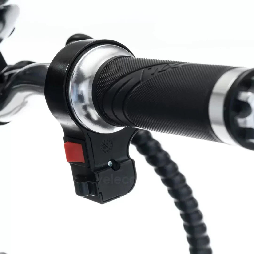 Detalj upravljača električnog vozila Veleco ZT16 s ručicom gasa i crvenim prekidačem