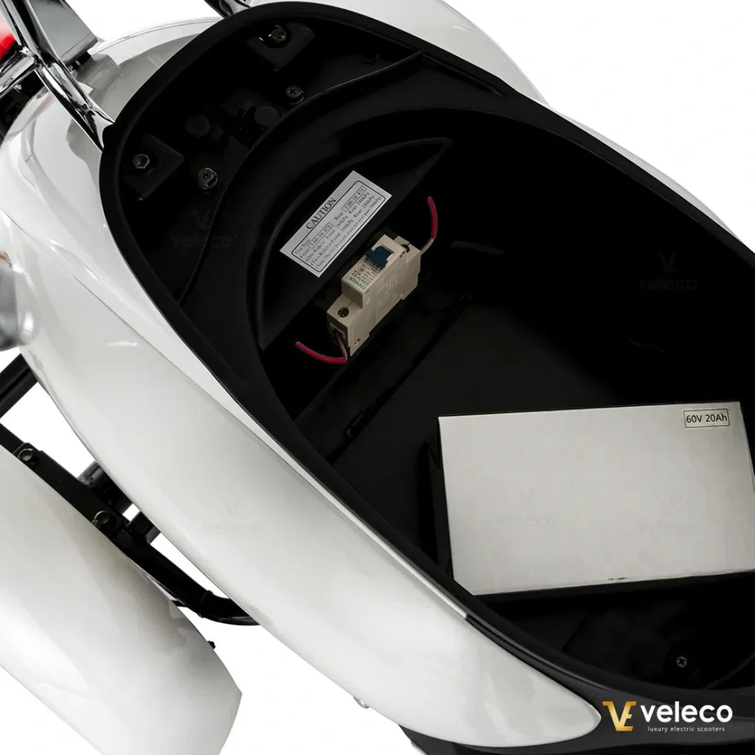Pretinac za bateriju i osigurač električnog skutera Veleco ZT63 bijele boje pogled odozgo