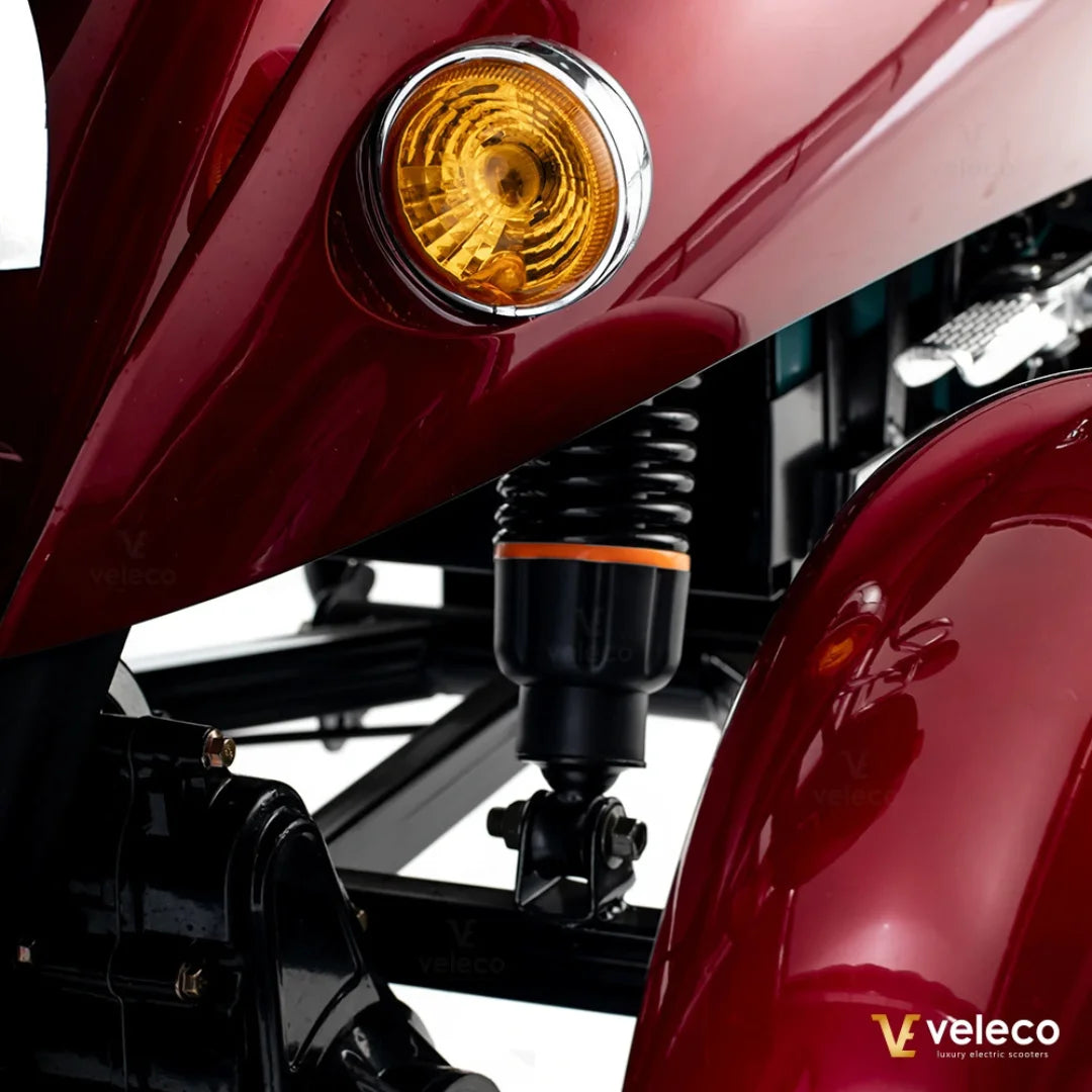 Detalj ovjesa i žmigavca crvenog električnog skutera Veleco ZT63