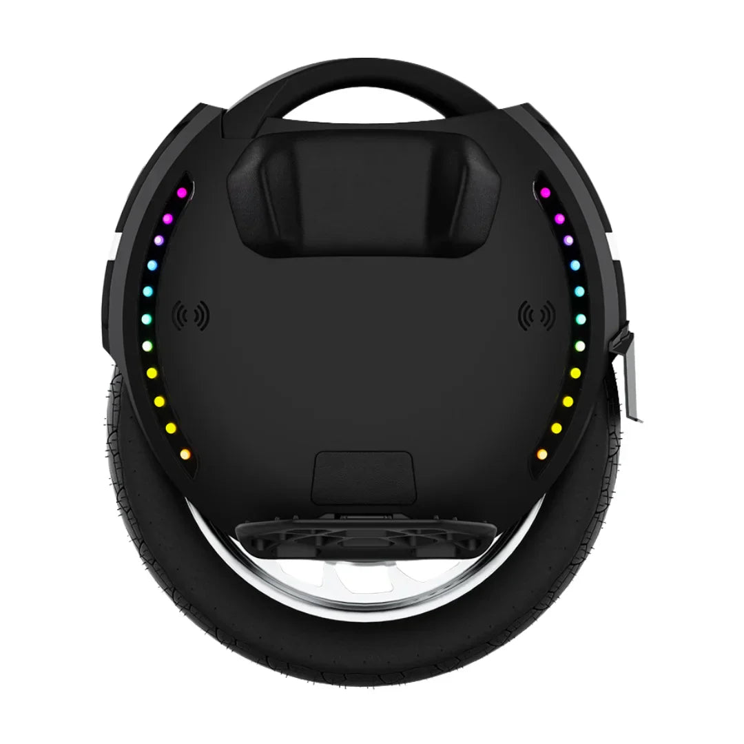Crni električni monocikl Kingsong 18L s prednjim LED svjetlima, frontalni prikaz na bijeloj podlozi