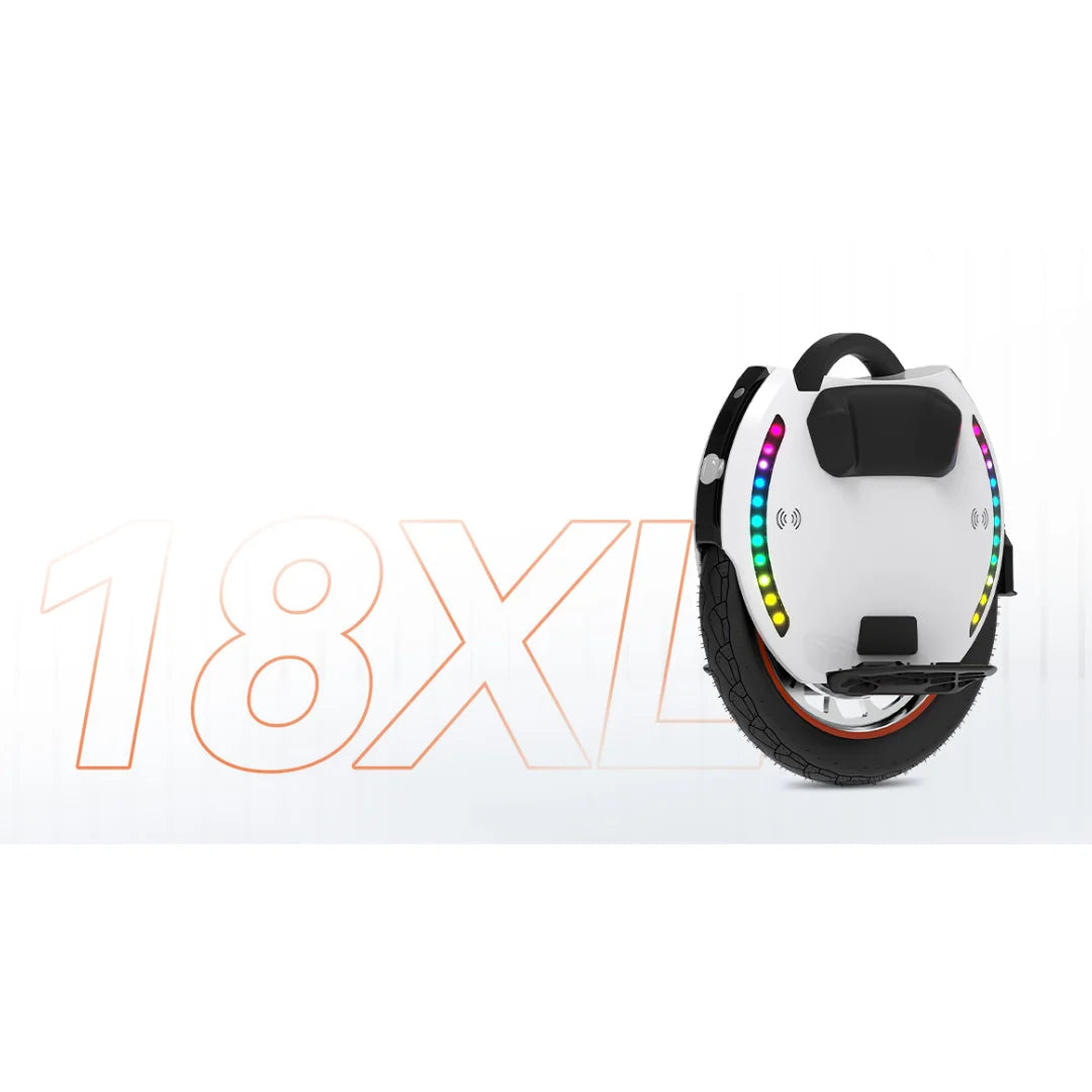 Bijeli električni monocikl Kingsong 18XL s RGB LED svjetlima na boku, bočni pogled