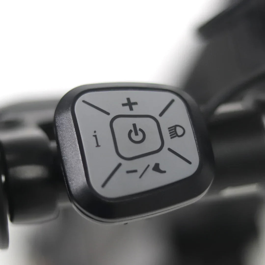 Upravljački panel za električni priključak Mijo MT01 s tipkama za paljenje i svjetlo u krupnom planu