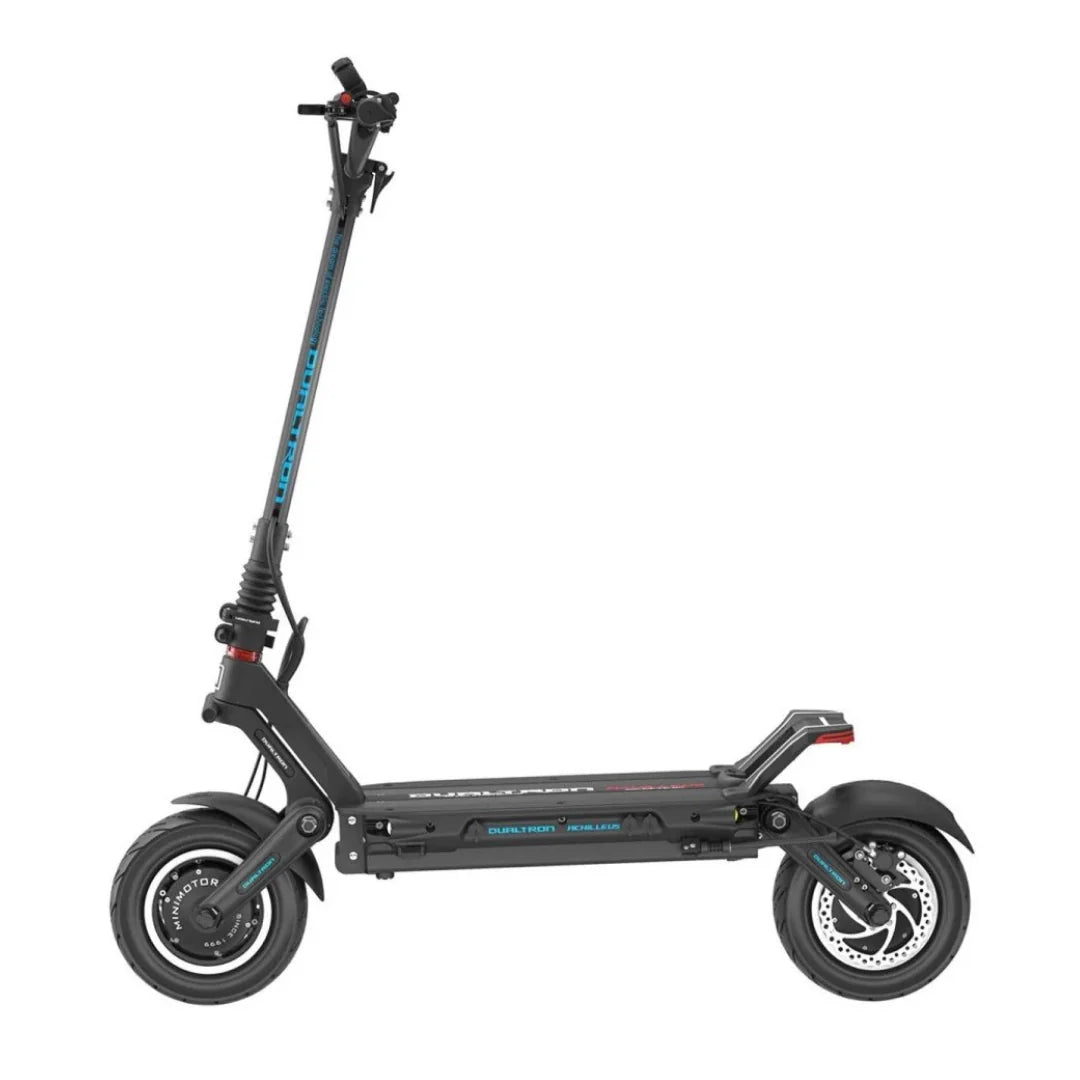 Električni romobil Dualtron Achilleus crne boje prikazan s bočne strane na bijeloj podlozi