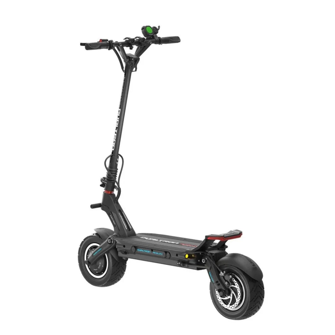 Crni električni romobil Dualtron Achilleus na bijeloj pozadini, pogled sa strane