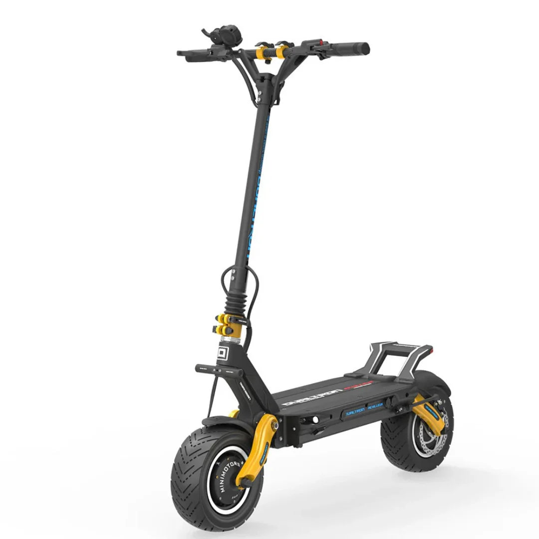 Električni romobil Dualtron Achilleus crno-žute boje, pogled s prednje bočne strane na bijeloj