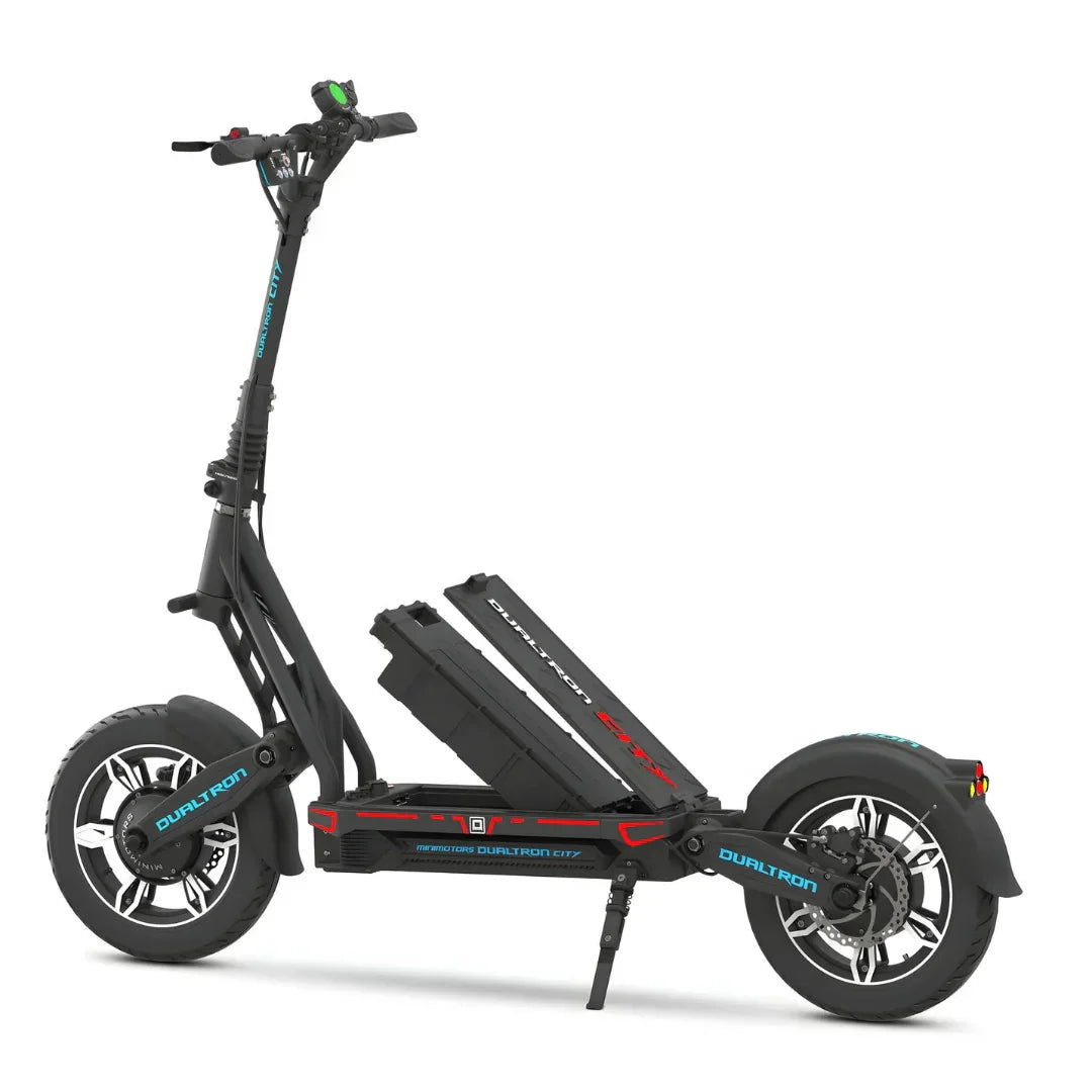 Električni romobil Dualtron City crne boje s izmjenjivom baterijom na bijeloj podlozi