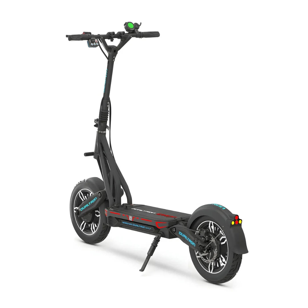 Električni romobil Dualtron City crne boje, pogled s bočne strane na veliki model s velikim kotačima