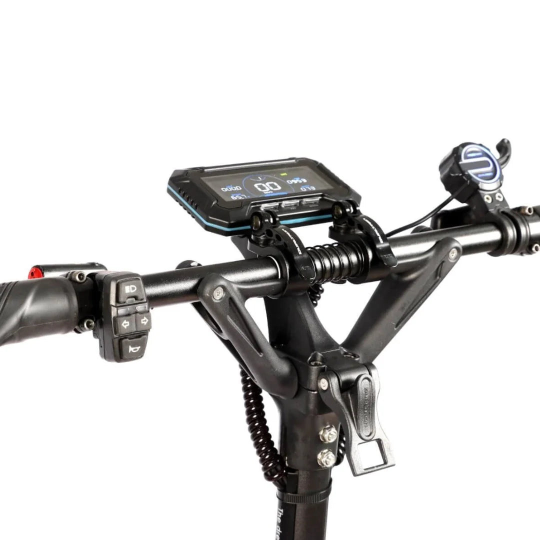 Upravljač crnog električnog romobila Dualtron Forever s LCD zaslonom i kontrolama