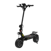 Crni električni romobil Dualtron New Achilleus, pogled iz kuta na cijelo vozilo