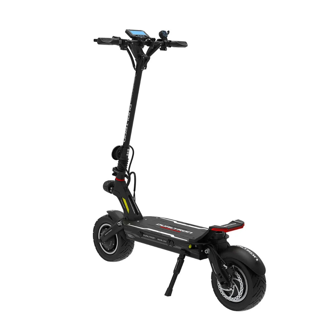 Crni električni romobil Dualtron New Achilleus u studijskom prikazu iz poluprofila
