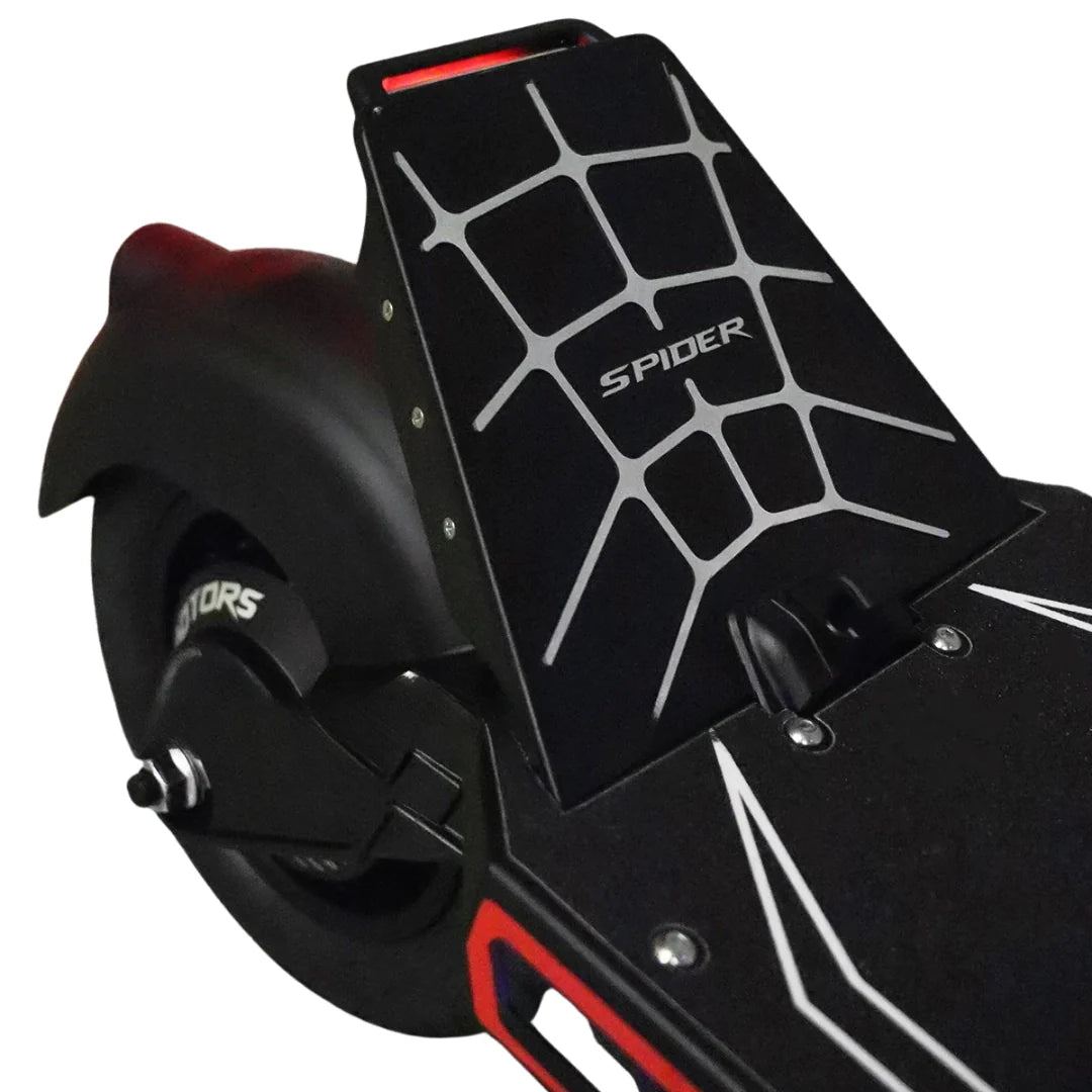 Stražnji dio električnog romobila Dualtron Spider 2 s crnim blatobranom i motivom paukove mreže