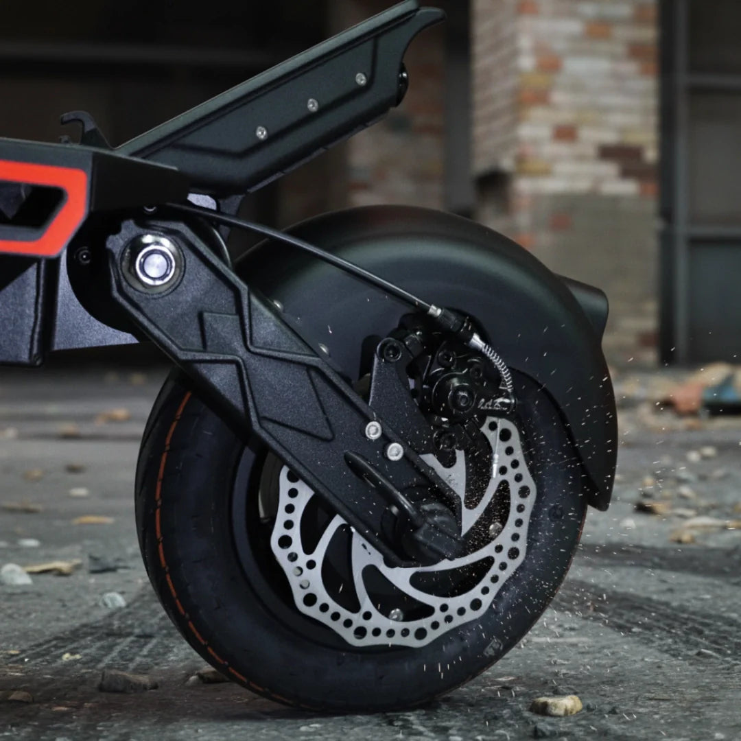 Krupni kadar crnog stražnjeg kotača i disk kočnice električnog romobila Dualtron Spider 2