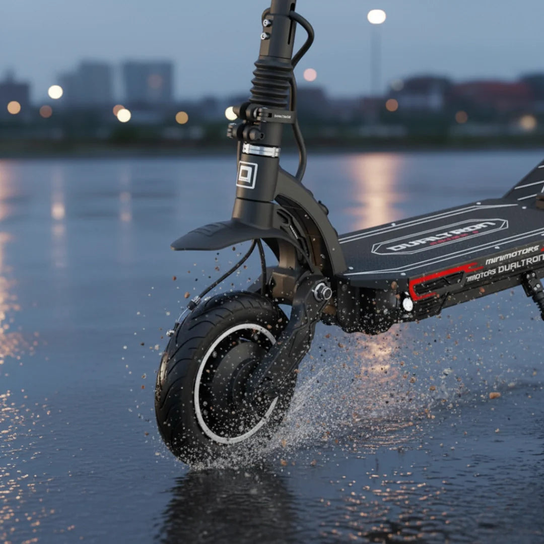 Električni romobil Dualtron Spider 2 u vožnji kroz vodu, detalj prednjeg kotača i crnog okvira