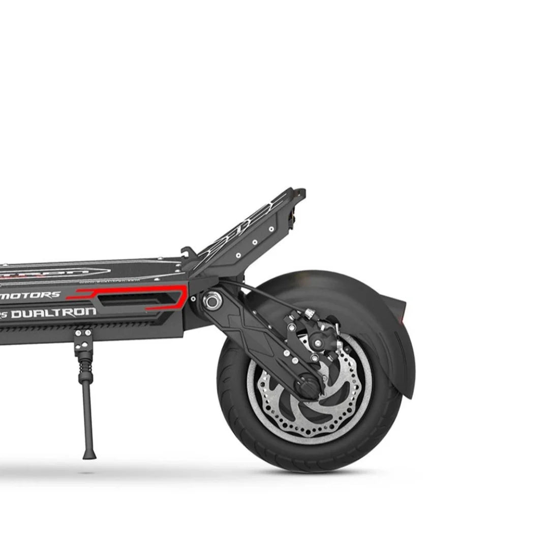 Bočni pogled na stražnji kotač i ovjes električnog romobila Dualtron Spider 2 crne boje