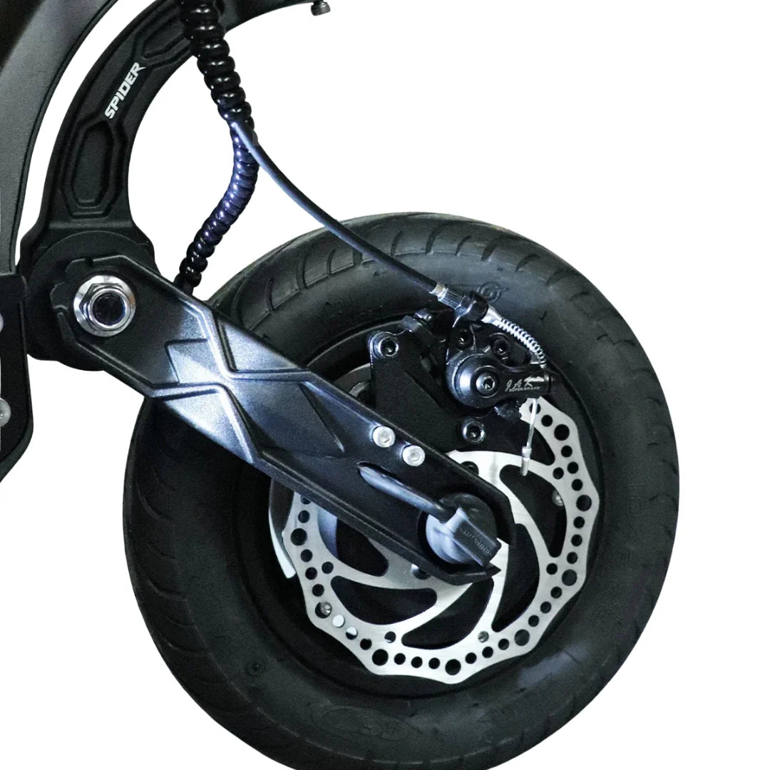 Detalj stražnjeg kotača i disk kočnice električnog romobila Dualtron Spider 2 crne boje