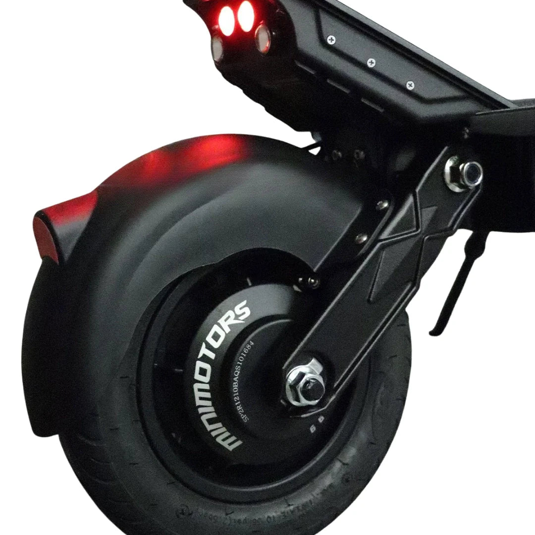 Stražnji kotač i motor električnog romobila Dualtron Spider 2 s upaljenim crvenim svjetlom