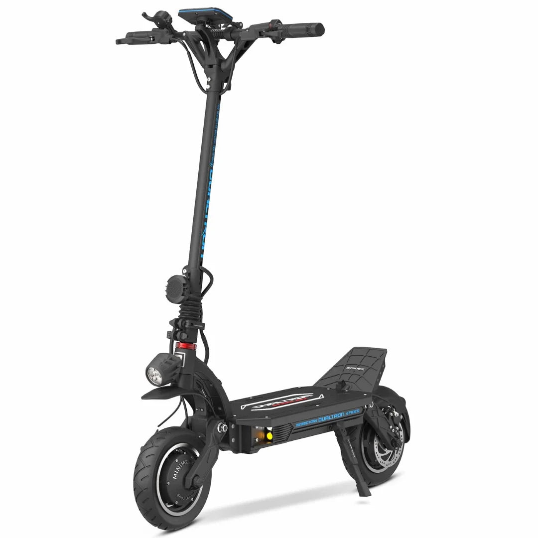 Crni električni romobil Dualtron Spider Max, pogled sprijeda s bočne strane na bijeloj pozadini