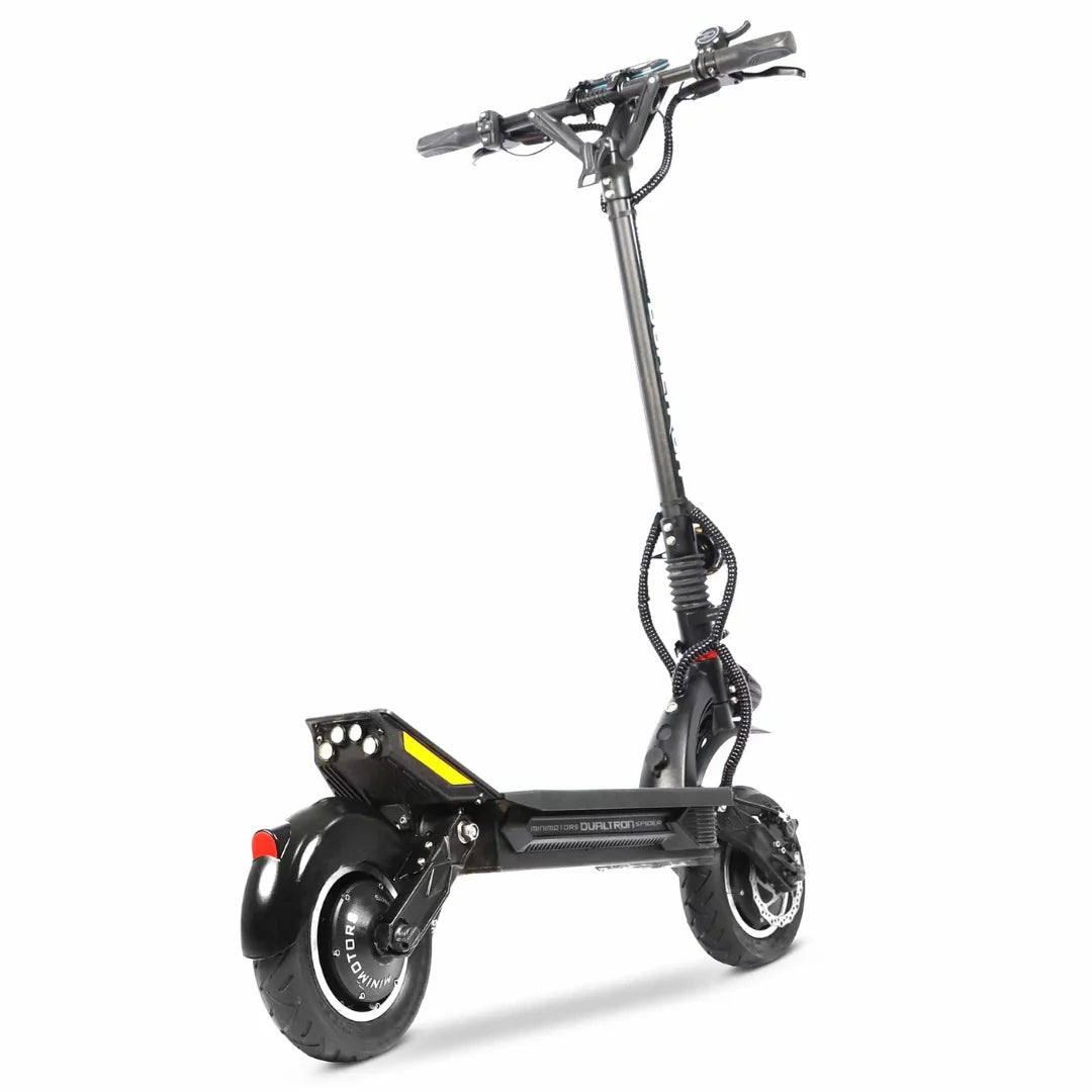 Crni električni romobil Dualtron Spider Max, pogled sa stražnje strane na bijeloj podlozi