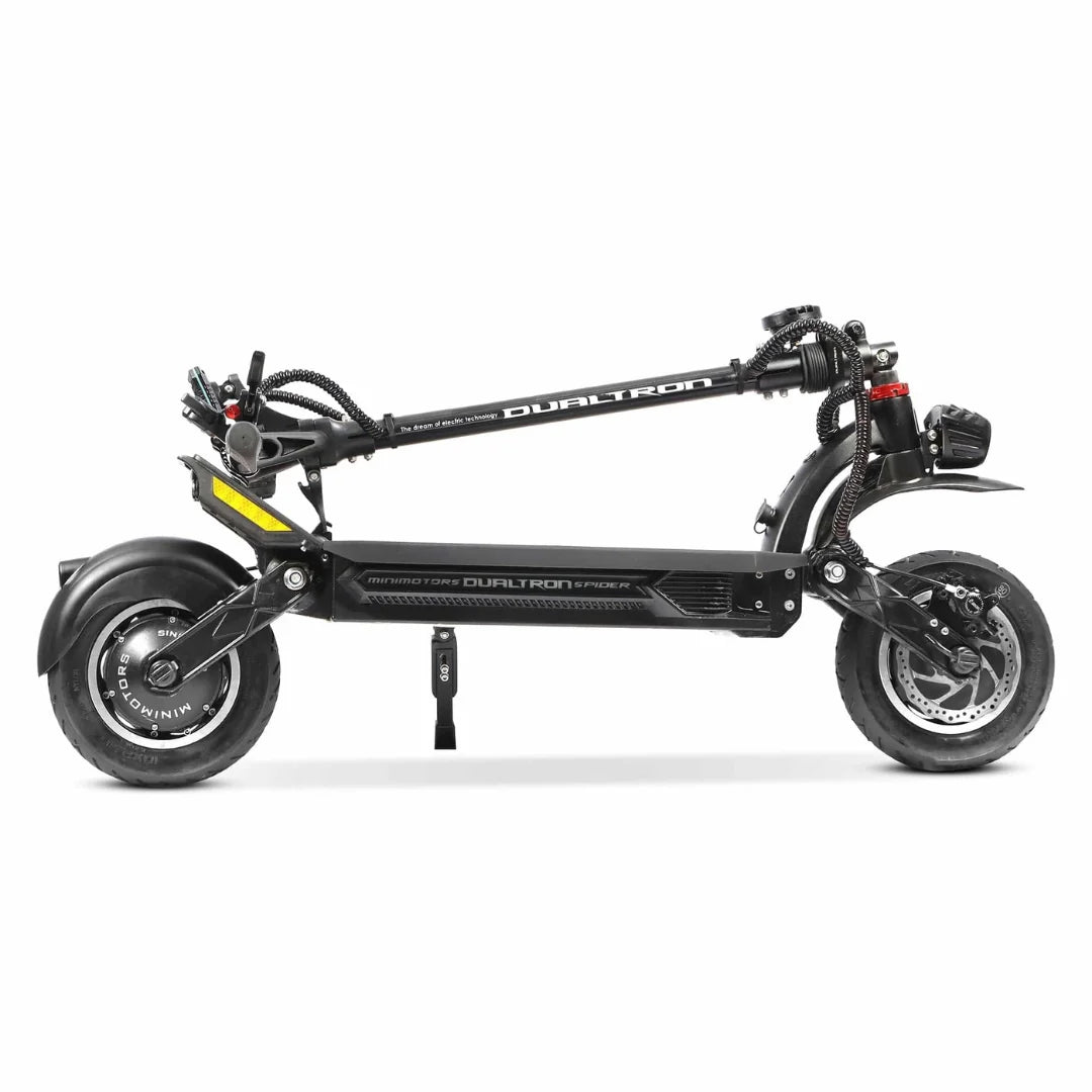 Sklopljeni crni električni romobil Dualtron Spider Max bočnog pogleda na bijeloj pozadini