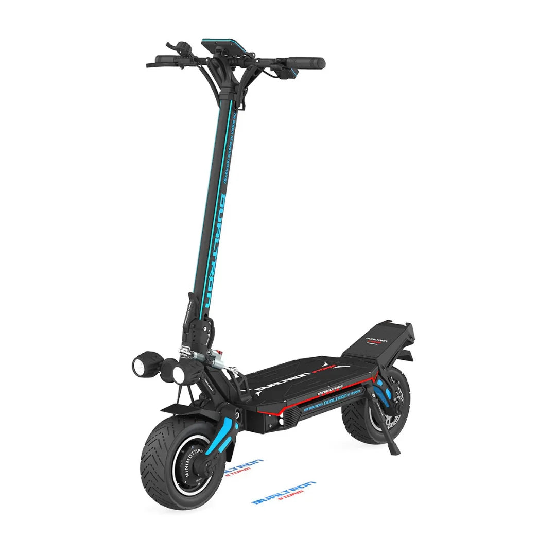 Crni električni romobil Dualtron Storm Limited na bijeloj podlozi, pogled sprijeda