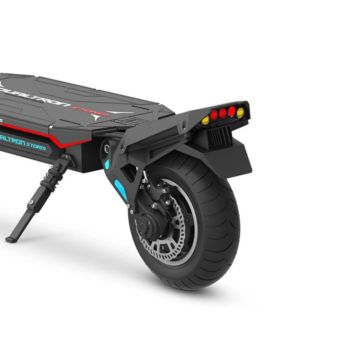 Stražnji dio električnog romobila Dualtron Storm Limited s kotačem i crvenim svjetlima