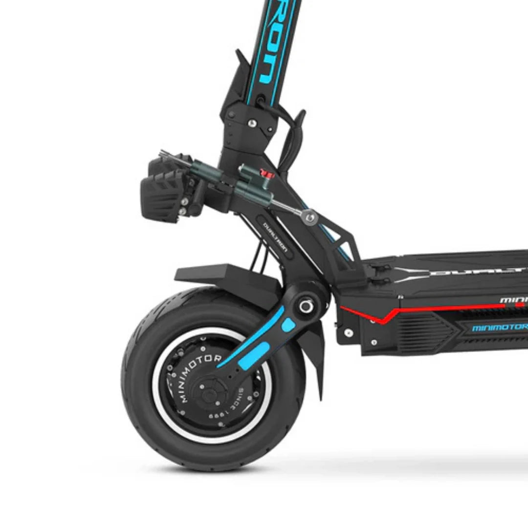 Bočni pogled na prednji ovjes i kotač električnog romobila Dualtron Storm Limited crne boje