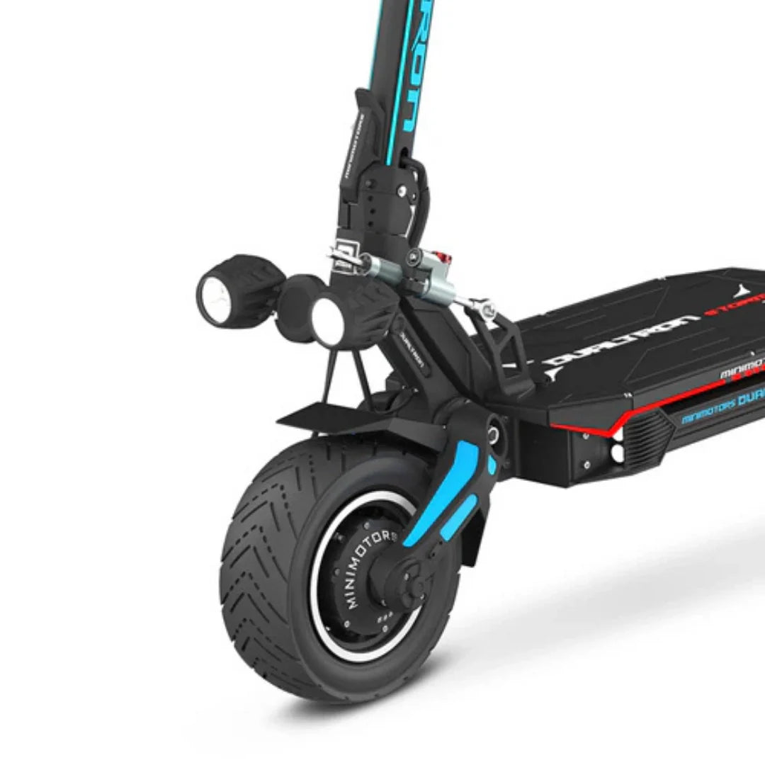 Električni romobil Dualtron Storm Limited, detalj prednjeg kotača i dvostrukih svjetala u crnoj boji