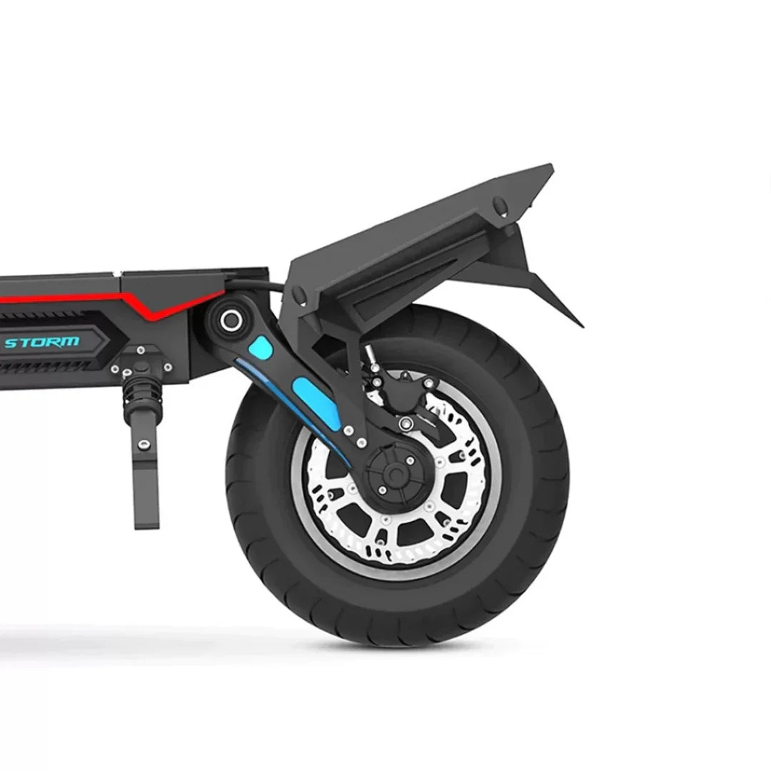 Stražnji kotač i amortizer crnog električnog romobila Dualtron Storm Limited s plavim detaljima