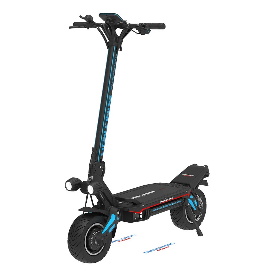 Električni romobil Dualtron Storm New crne boje s plavim detaljima, pogled iz kuta