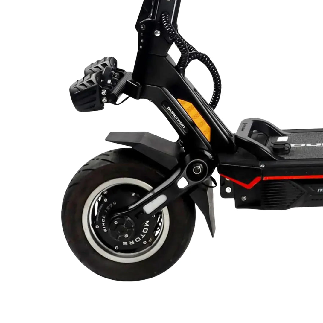 Crni električni romobil Dualtron Storm New, detalj prednjeg kotača i ovjesa na bijeloj pozadini