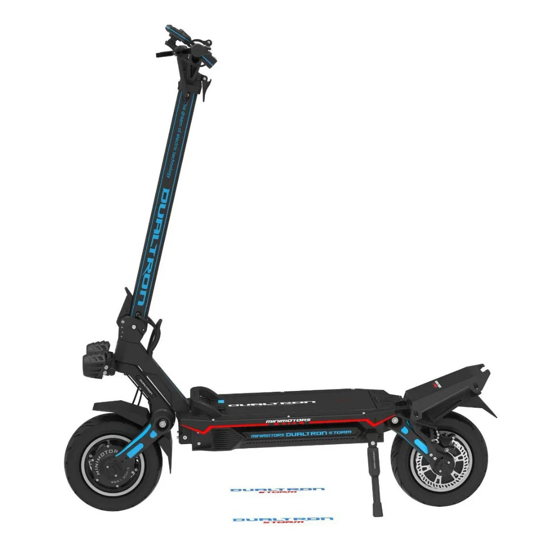 Električni romobil Dualtron Storm New crne boje s plavim detaljima, profilni prikaz na bijeloj