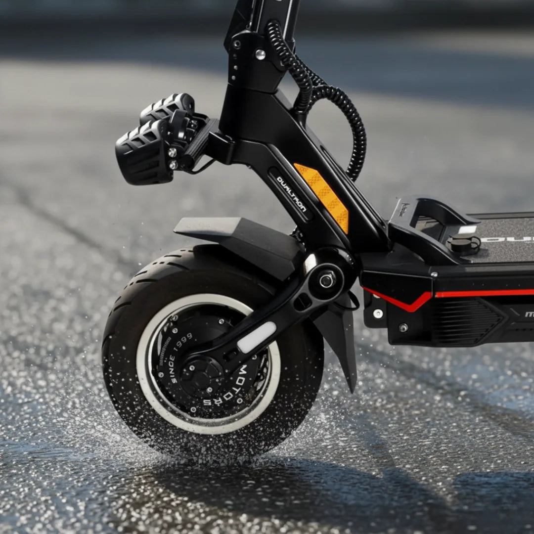 Crni električni romobil Dualtron Storm New prikaz prednjeg kotača na mokrom asfaltu