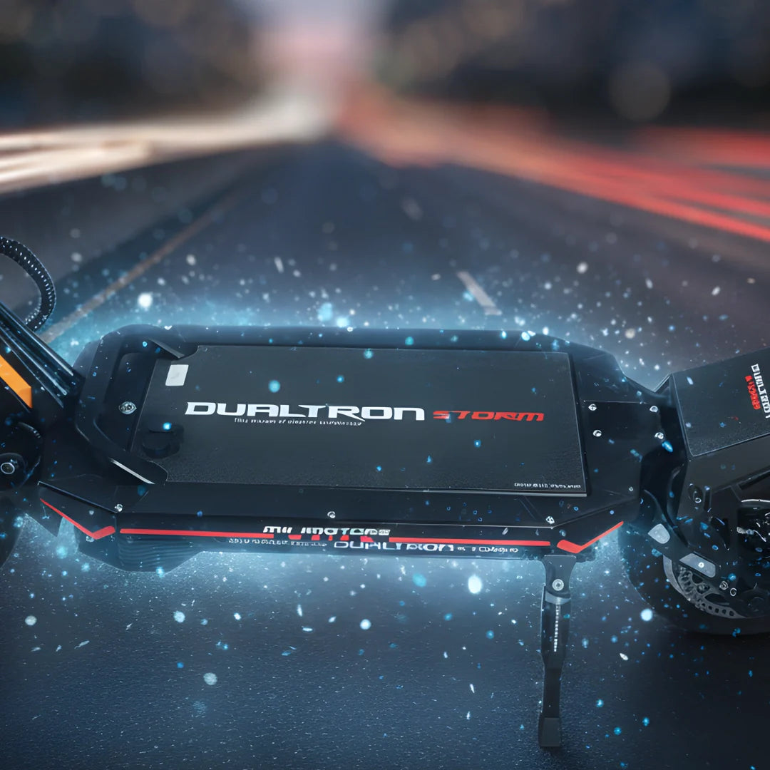 Električni romobil Dualtron Storm New bočni prikaz crne podnice s logotipom i svjetlosnim efektom