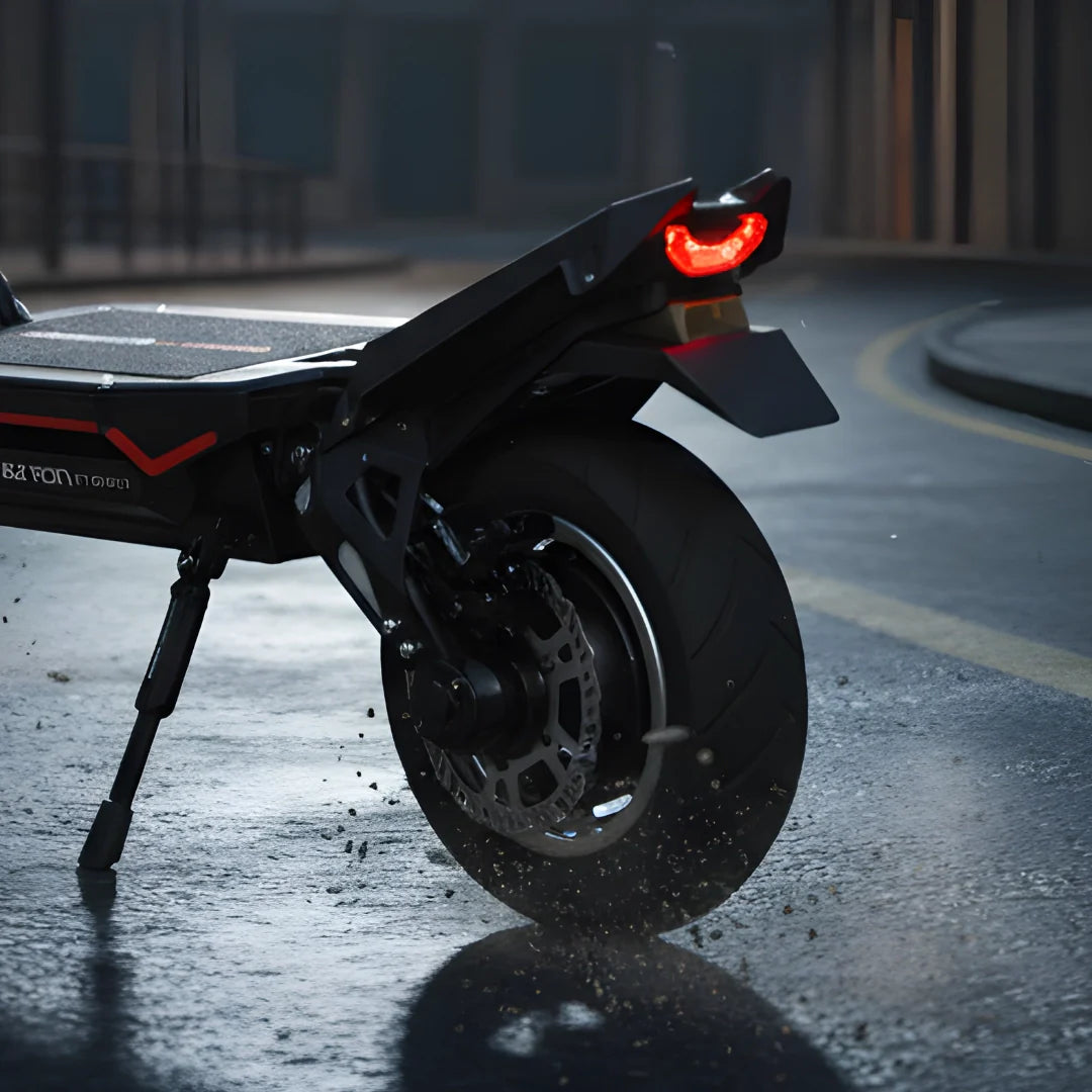 Stražnji dio električnog romobila Dualtron Storm New s uključenim crvenim svjetlom i širokom gumom